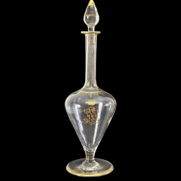 LINO HENRIQUES BENTO DE SOUSA (Lobão, Santa Maria da Feira, 1857- 1921). Primeiro e único VISCONDE E CONDE DE SANTIAGO DE LOBÃO, licoreiro em cristal liso, possivelmente "Baccarat" pertencente ao Serv