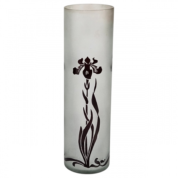 Vaso floreiro alto, executado em vidro artístico destacando figuras de Iris. . Assinado pelo artista Ravagnani. Década de 1940. 10 cm de diâmetro x 34 cm de altura. (Esse lote encontra-se em São Paulo