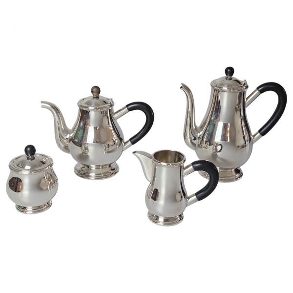Serviço para chá e café de metal espessurado a prata, manufatura St. James, Croisé, composto de: bule para chá, bule para café e leiteira com cabos de madeira e açucareiro com tampa. (Sem uso). 25 cm