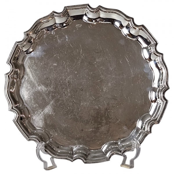 Salva circular de metal espessurado a prata, manufatura Soppil, borda recortada. 38 cm diâmetro. (Marcas de uso, necessita banho). (Esse lote encontra-se em São Paulo, o frete é por conta do arrematan