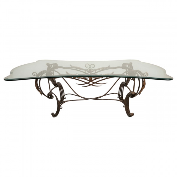Elegante mesa de apresentação, com estrutura de ferro trabalhado, apresentando rico desenho ornamental com curvas e arabescos, inspirada em estilos clássicos europeus. O tampo em vidro transparente re