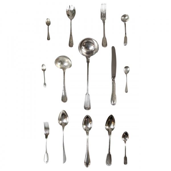 Conjunto de: 7 colheres e 4 garfos de mesa, 2 garfos para sobremesa, manufatura Christofle, 16 colheres para café, 7 colheres para chá, 3 colheres de mesa, 2 conchas, 2 facas e 2 peças para servir de