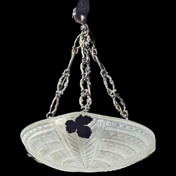 Lustre de início do século XX, período Art Déco, com cúpula de vidro fosco transparente decorada com motivos florais estilizados em alto-relevo. Conserva as correntes, suportes e roseta de teto origin