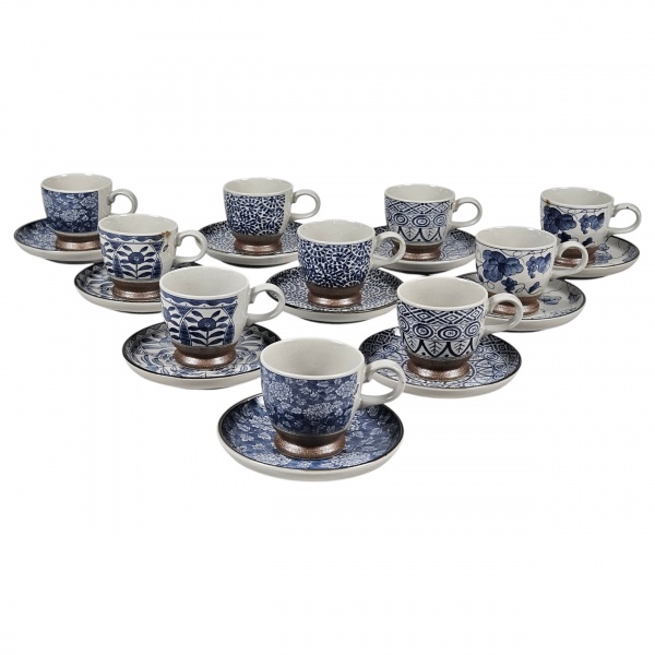Conjunto de 8 xícaras para café com seus pires, de cerâmica Oshima Arita, azul e branca. (Esse lote encontra-se em São Paulo, o frete é por conta do arrematante).