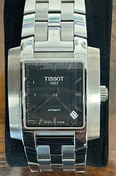 Relógio Tissot L864/L964 - caixa de aço 35 x 33 mm - movimento automático - visor de saphira - bracelete de aço- date - mostrador preto - fundo visível com mostrador de saphira - manufatura suíça.