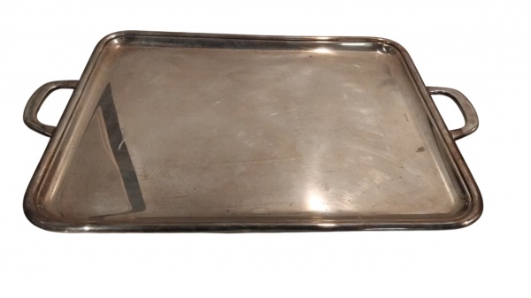 Bandeja retangular de metal Woff com alças. Mede: 63 cm de comprimento 41 cm de largura
