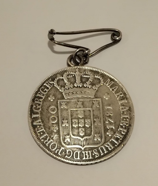 Antiga moeda de prata portuguesa D. Maria I e D. Pedro III, adornada por cruz da ordem de cristo, flores, cruzetas, detalhe clássico das cunhagens de cristo. (legenda circular com este sinal vencerás