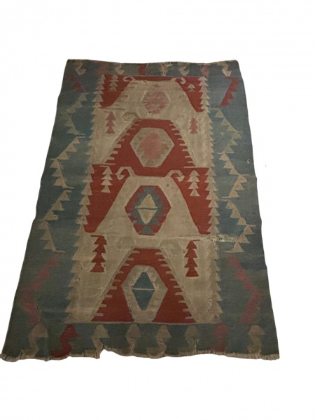 Tapete Kilim no estado (necessita lavagem). Mede: 1,13 x 1,68 m = 1,89 m²