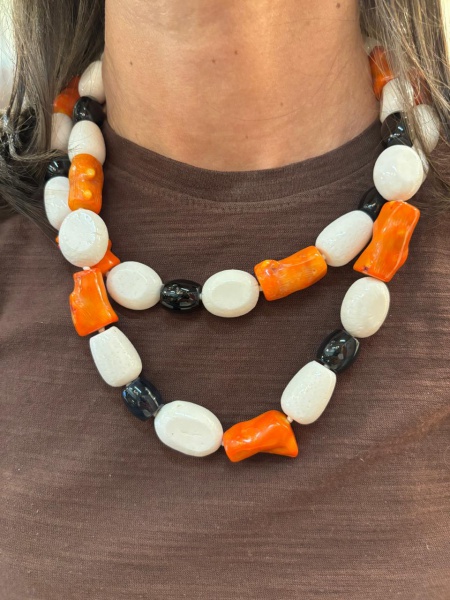 Max colar de coral , coral barnco e agata negra ,.Fecho