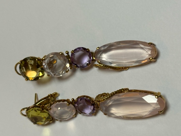 Par de brincos de ouro amarelo 18k com pedras citrino, ametista e cristais. pesa: 22 gramas. Mede: 8 cm de comprimento