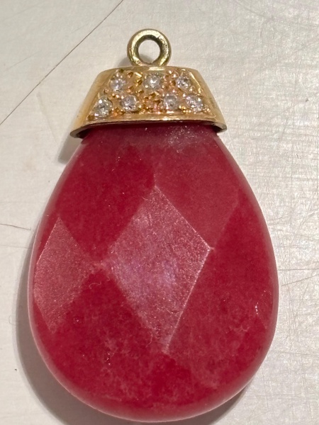 Pingente de ouro 18 k, jade tratado vermelho e diamantes. Peso total 6 gramas, apenas o ouro 3,5 gramas. Mede 2,7 cm de comprimento
