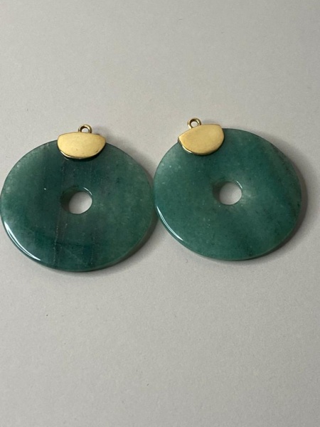 Pingente de ouro 18 k e quartzo verde. Peso: 3,0 g.