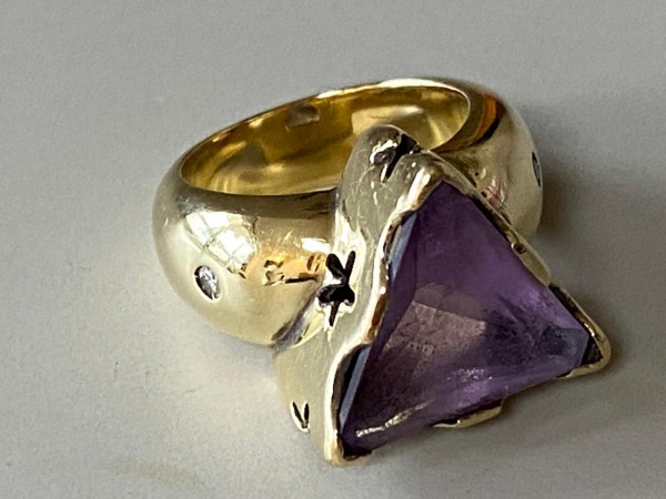 Anel de ouro 14 k. pedra central ametista aro 14. Peso: 12,1 gramas aproximadamente