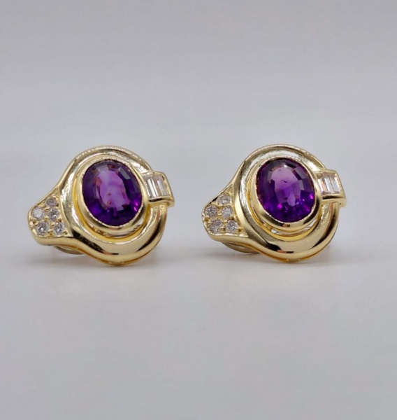 Brinco H. STERN de ouro 18 k. Com ametista, 4 diamantes baguete de aproximadamente 1,5 pontos e 10 brilhantes de 1 ponto aproximadamente. Peso de 9,5 gr. comprimento de 1,5 cm.