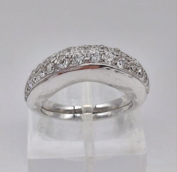 Anel de ouro branco 18 k. Com 39 diamantes. Peso de 9 gr. aro 15,5.