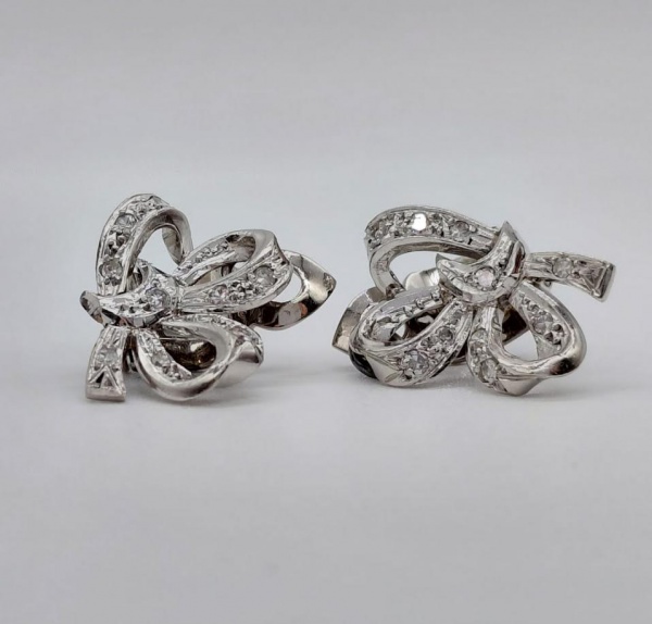 Brinco de ouro branco 18 k. Laço com 20 diamantes. Peso de 6,8 gr. Comprimento de 1,8 de largura x 1,2 de comprimento.
