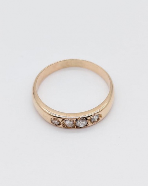 Anel ouro 18 k. Com 2 diamantes de aproximadamente 4 pontos e 2 de 1,5 pontos. Peso de 2,2 gr. Aro 13,5.