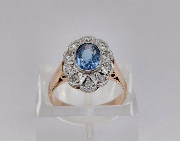Anel de ouro rosê, platina, 10 diamantes de aproximadamente 2 pontos cada e pedra azul. Peso de 3,4. Aro 11.