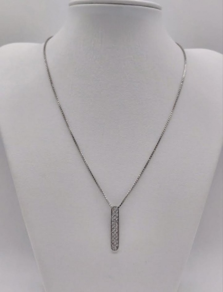Colar de ouro branco 18 k e pendente com 34 diamantes. Peso de 5,2 gr. comprimento de 39 cm.