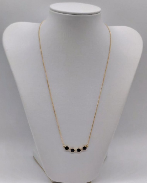 Colar de ouro 18 k. Com 4 safiras e 3 diamantes de 2 pontos aproximadamente. Peso de 4 gr. comprimento de 45 cm.