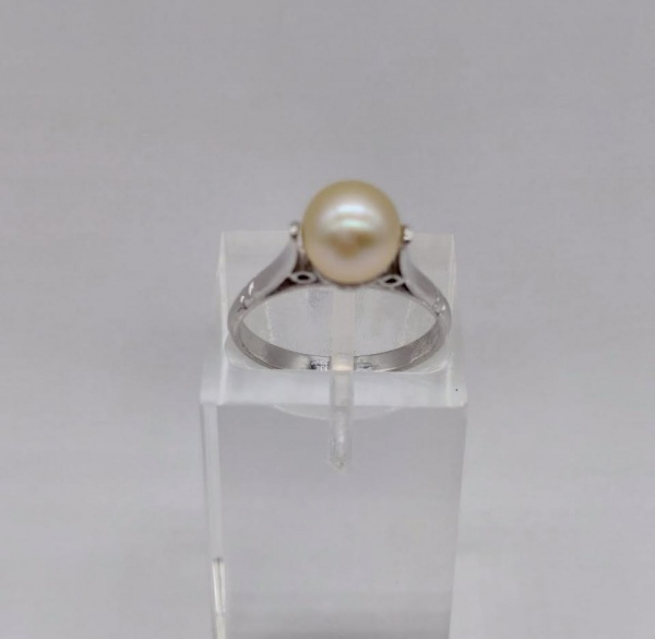 Anel de ouro branco 18 k. Com pérola de 7,5 mm. Peso de 3,2 gr. Aro 14,5.