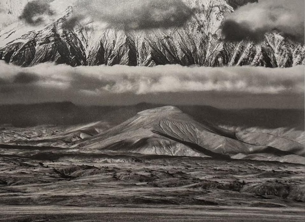 SEBASTIAO SALGADO " MONTANHAS KAMCHATKA / RUSSIA 2006" Fotografia Assinada no verso. Mede: 12.5 cm x 17 cm Obra reproduzida no Livro Genesis / Taschen for Instituto Terra. Acompanha moldura. (Esse lot