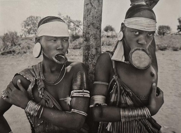 SEBASTIAO SALGADO "NATIVOS ETIOPES MAGO NATIONAL PARK ETIOPIA / USA 2007 " Fotografia. Assinada no verso. Mede: 12.5 cm x 17 cm Obra reproduzida no Livro Genesis / Taschen for Instituto Terra Acompanh