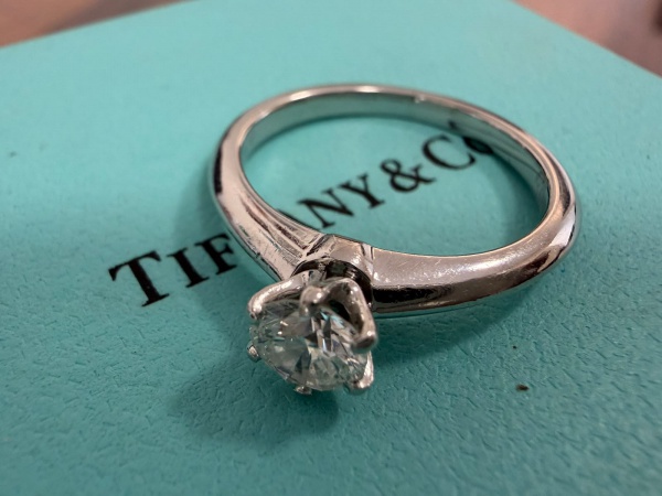 Anel Tiffany em platina com pedras de 0,44 quilates. Aro14. Peso: 4,53 gramas. Acompanha certificado