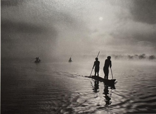 SEBASTIAO SALGADO " NATIVOS EM CANOAS MATO GROSSO / BRAZIL 2005" Fotografia assinado no verso . Mede: 12.5 cm x 17 cm Obra reproduzida no Livro Genesis / Taschen for Instituto Terra Acompanha moldura