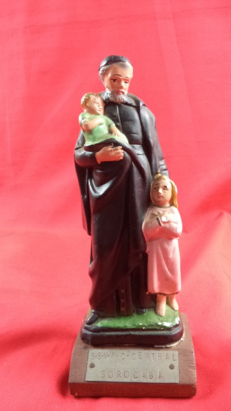 Arte . Miniatura de escultura sacra, representando o Menino Je foto 1
