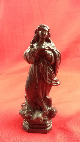 Arte . Estátua religiosa antiga  em  metal escurecido, da Virg foto 1