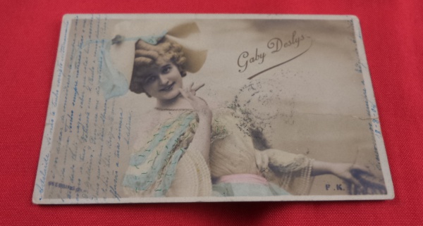 Arte . O cartão postal retrata a atriz e artista Mme Reine, es foto 2
