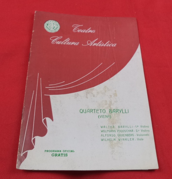 Arte . Maleta de mão vintage ou frasqueira retrô com estampa d foto 2