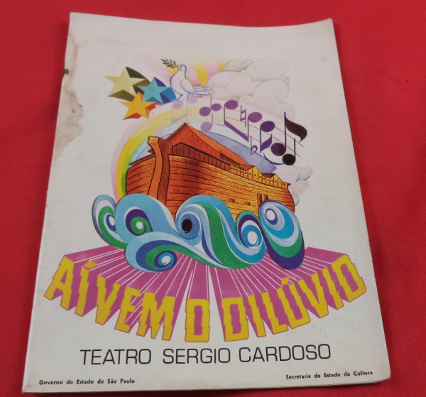 Arte . Maleta de mão vintage ou frasqueira retrô com estampa d foto 6