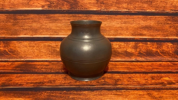 Joias . Floreira em estanho, modelo P93, marca John Somers, 12,5cm de altura, 590g. ...