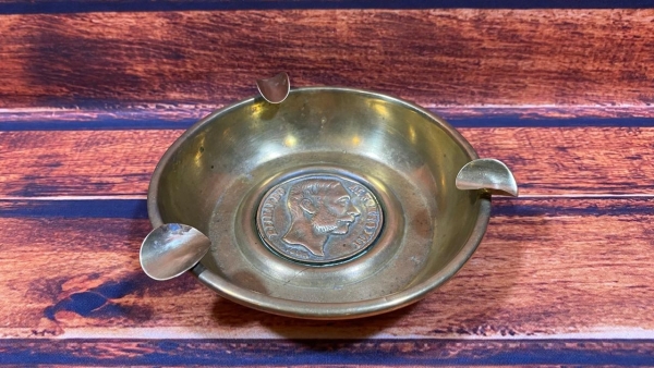 Joias . Antigo cinzeiro espanhol, em metal dourado, provavelmente bronze, com moeda no ...