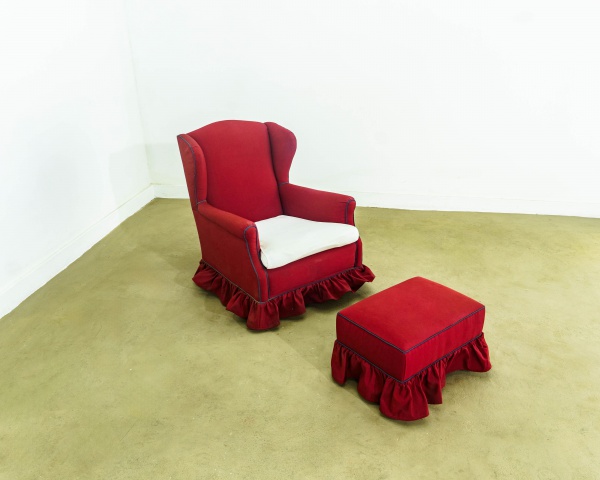 BRASIL - Poltrona Berger acompanhada de banqueta, ambas estofadas e revestidas com elegante tecido, finalizadas por saia franzida. Berger com assento em almofada solta. Estruturas em madeira nobre, ap