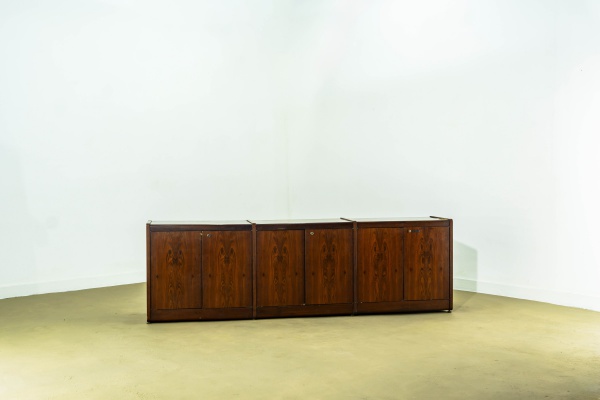 JEAN GILLON (Italma) - Buffet de desenho modular em madeira nobre. Dispõe de 6 portas de giro com fechaduras, que revelam compartimentos internos organizados por 3 prateleiras, em composição marcada p