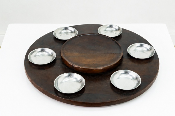 BRASIL - Elegante petisqueira em jacarandá, composta por base circular giratória com divisórias para acomodação de 6 recipientes em inox e bandeja superior fixa. Déc. 1960. Em ótimo estado de conserva