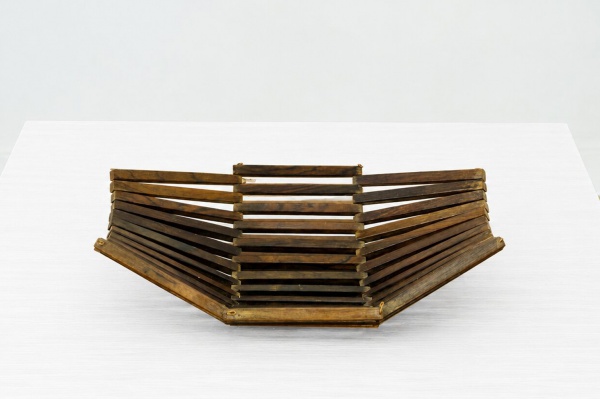 BRASIL - Fruteira articulada em jacarandá maciço, composta por ripas móveis interligadas que se expandem e se recolhem conforme sua abertura. Déc. 1960. Em ótimo estado de conservação. Dimensões: A 16