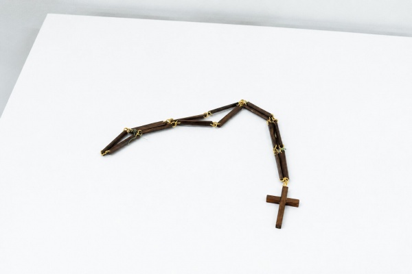 BRASIL - Antigo objeto decorativo de temática sacra composto por elos em jacarandá maciço interligados por argolas metálicas e crucifixo final, também em jacarandá maciço. Déc. 1950. Em ótimo estado d