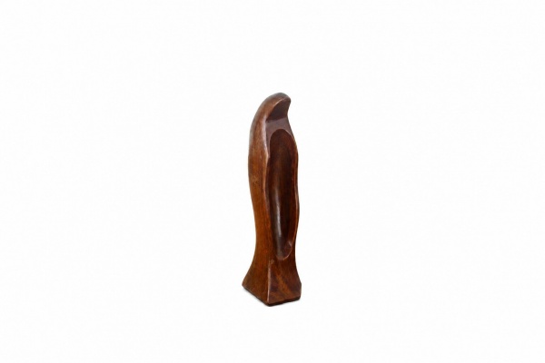 BRASIL Lindo objeto decorativo escultórico representando figura sacra, executado em madeira nobre. Déc. 1960. Apresenta leve bicado na parte inferior, necessitando de restauro. Dimensões: A 15 cm x L