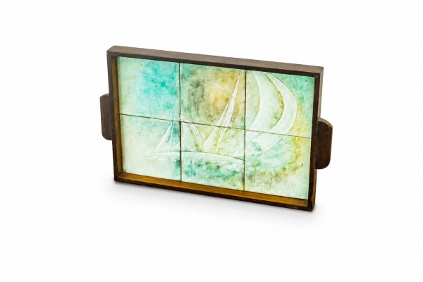 BRASIL - Linda bandeja com estrutura externa em jacarandá maciço e interior revestido com azulejos cerâmicos pintados à mão, representando uma cena marinha com veleiro. Déc. 1960. Dimensões: A 3 cm x