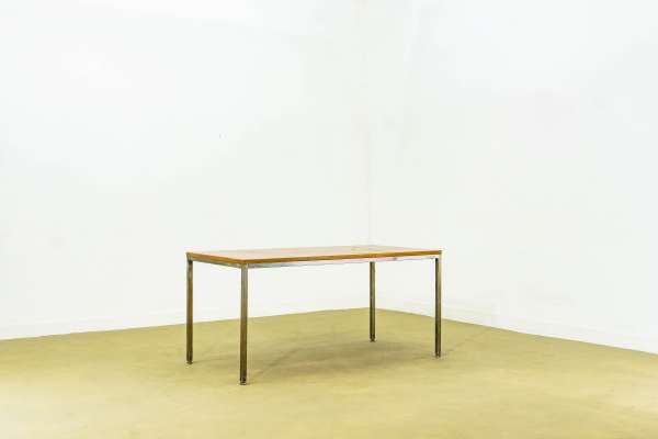 FLORENCE KNOLL - Mesa de reuniões com tampo de formato retangular em peroba, apoiado sobre estrutura metálica cromada com fixações aparentes. Déc. 1960. Procedência: Reifenhäuser Indústria de Máquinas