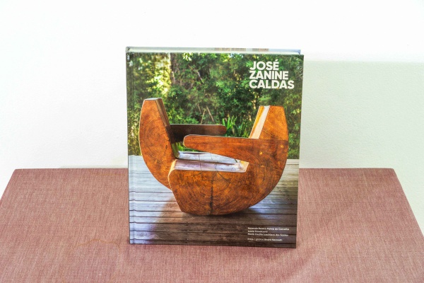 JOSÉ ZANINE CALDAS - Raro exemplar de edição esgotada do livro "José Zanine Caldas", de autoria de Amanda B. P. de Carvalho, Lauro Cavalcanti e Maria Cecília Loschiavo dos Santos. Editora Olhares, 202