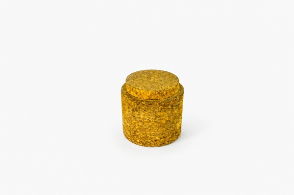 BRASIL - Balde para gelo de formato cilíndrico, em cortiça natural, com revestimento interno em alumínio e tampa removível. Déc. 1960. Em ótimo estado de conservação. Dimensões: A 19,5 cm x D 20 cm. P