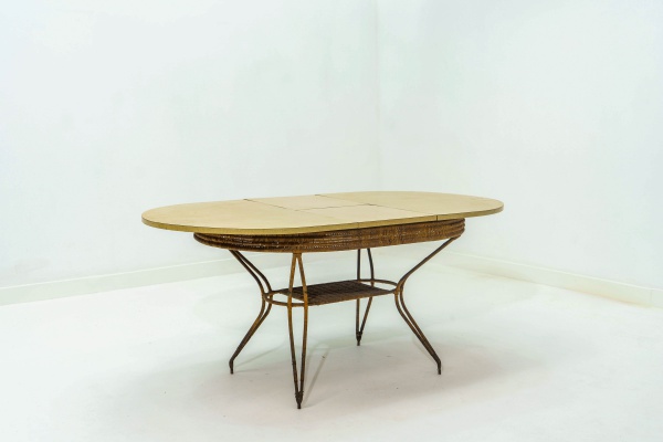 CARLO HAUNER & MARTIN EISLER (atribuição) - Mesa de jantar extensível, com tampo oval em fórmica e base em ferro revestida em junco. Conserva o mecanismo original de extensão. Déc. 1960. Apresenta des