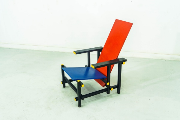 GERRIT RIETVELD (Probjeto) - Antiga Cadeira Vermelha e Azul, baseada no projeto original do designer neerlandês Gerrit Rietveld, concebido em 1917 e referência do movimento De Stijl. Produção licencia