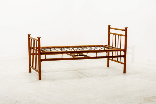 CELSO MATINEZ CARRERA (Cama Patente L. Liscio) - Cama de solteiro modelo Faixa Azul em madeira nobre, com cabeceira e peseira compostas por montantes cilíndricos e varetas verticais. Conserva integral