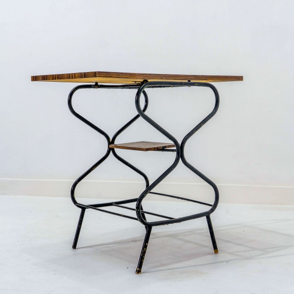 BRASIL - Antigo móvel de apoio com base em ferro pintado, tampo superior giratório e prateleira inferior em madeira. Em ótimo estado de conservação. Déc. 1960. Dimensões: A 68 cm x L 73 cm x P 40 cm.